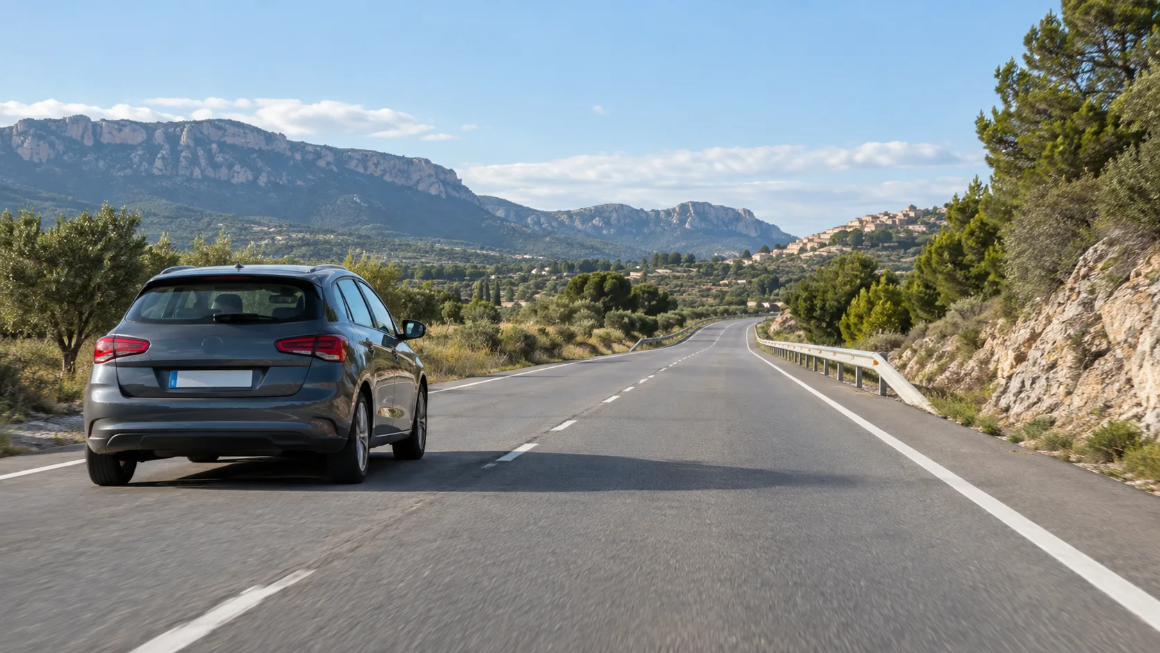 Automóviles circulan con seguridad por una autovía española