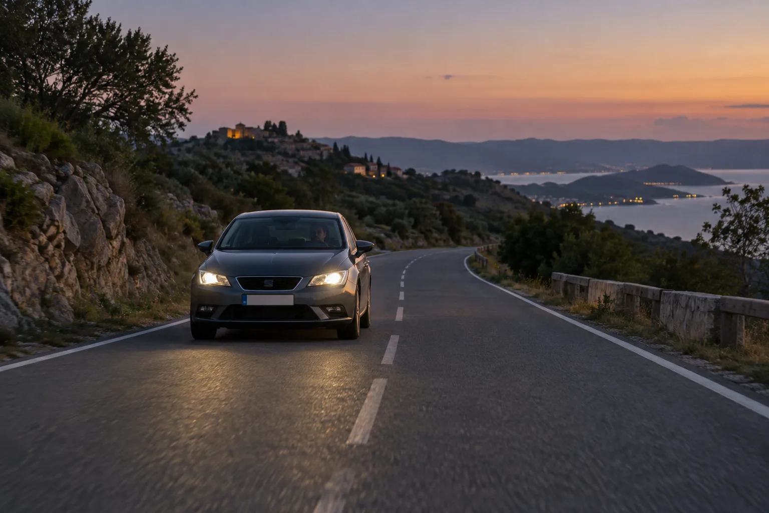 Automóvil con los faros encendidos en carretera.