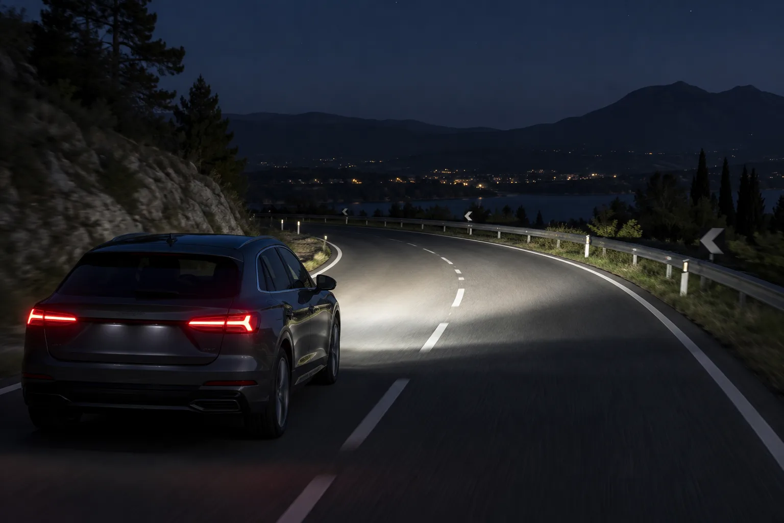 Faros iluminan una curva desde el vehículo.