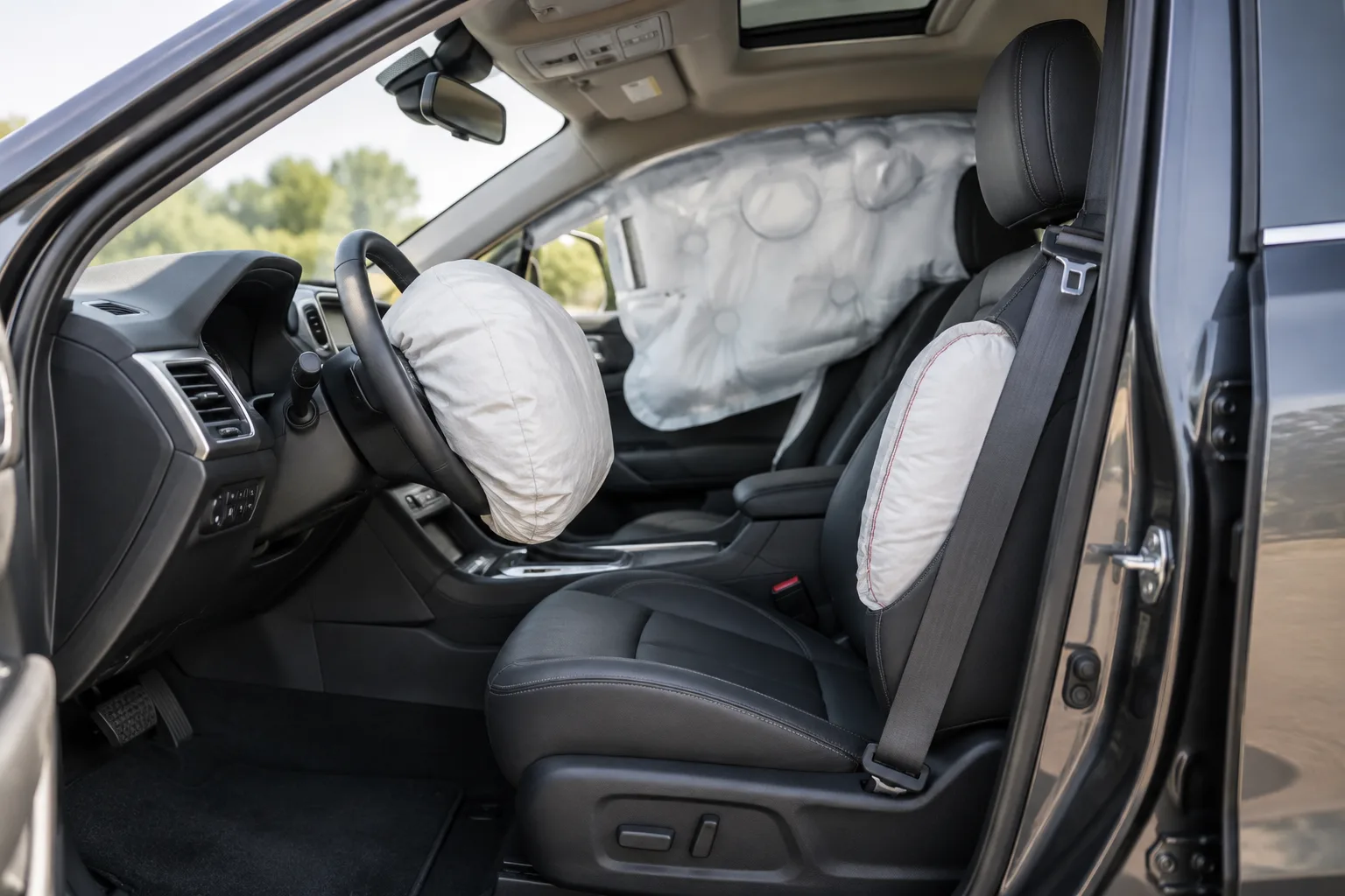 Cinturones, airbags y reposacabezas de un vehículo estacionado.