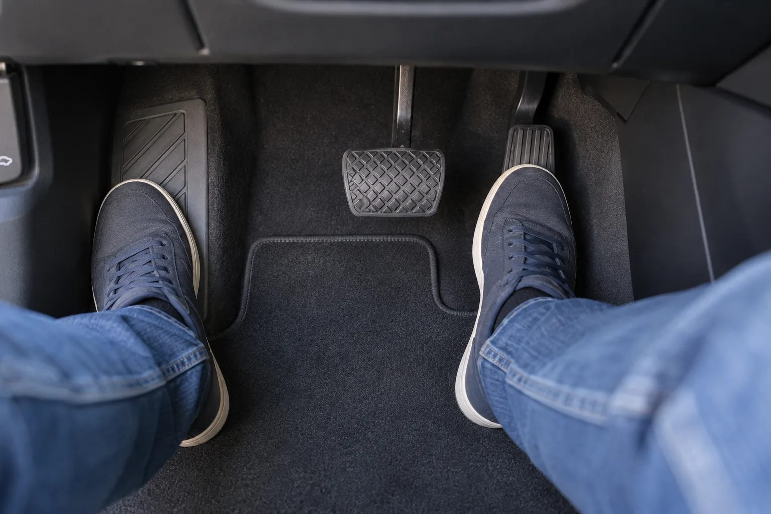 Pie derecho sobre el pedal del acelerador de un coche