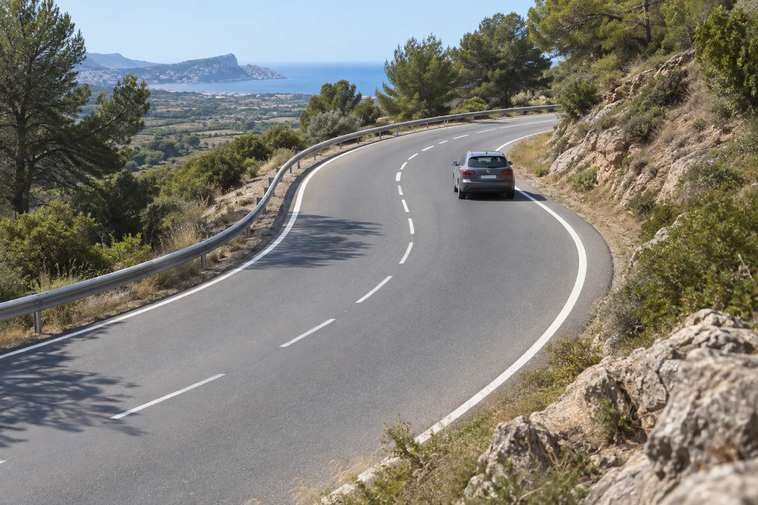 Carretera española con una curva y visibilidad limitada