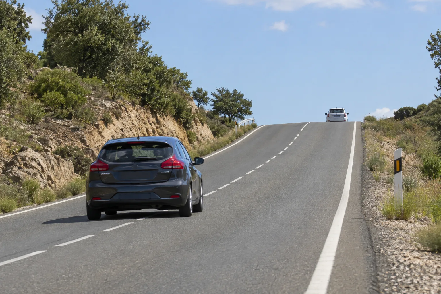 Carretera con un cambio de rasante que limita la visión
